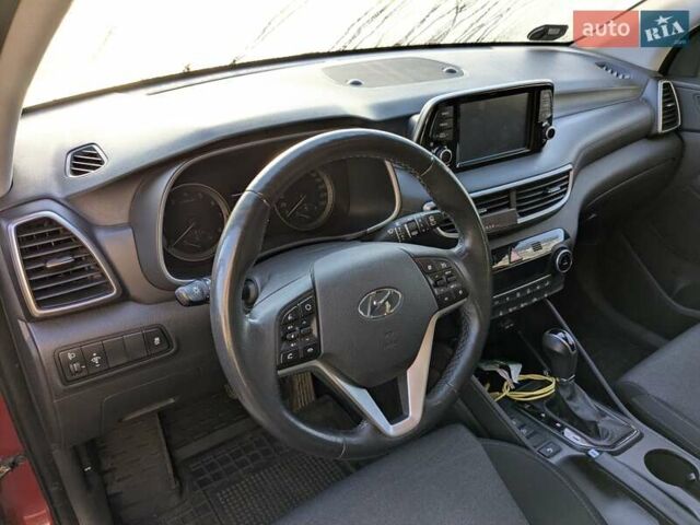 Красный Хендай Туксон, объемом двигателя 2 л и пробегом 157 тыс. км за 20000 $, фото 4 на Automoto.ua