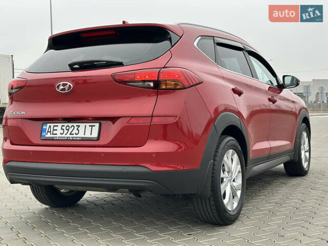 Красный Хендай Туксон, объемом двигателя 2 л и пробегом 91 тыс. км за 18800 $, фото 8 на Automoto.ua