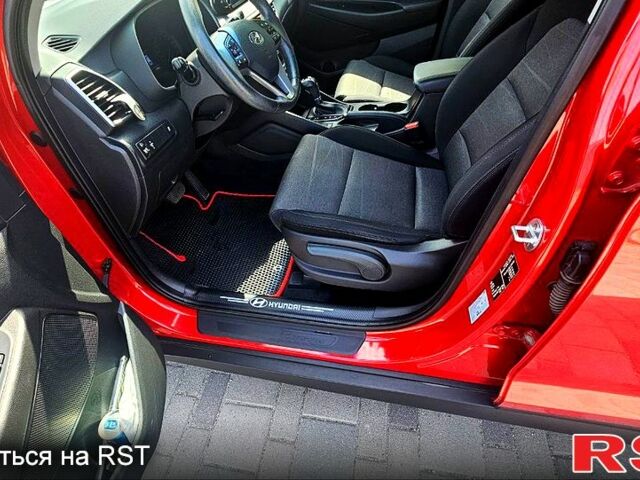 Красный Хендай Туксон, объемом двигателя 2 л и пробегом 90 тыс. км за 22000 $, фото 5 на Automoto.ua