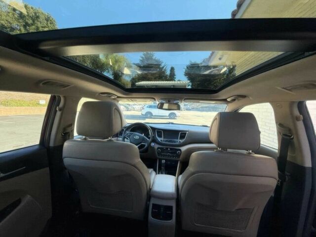 Красный Хендай Туксон, объемом двигателя 1.6 л и пробегом 39 тыс. км за 4800 $, фото 16 на Automoto.ua