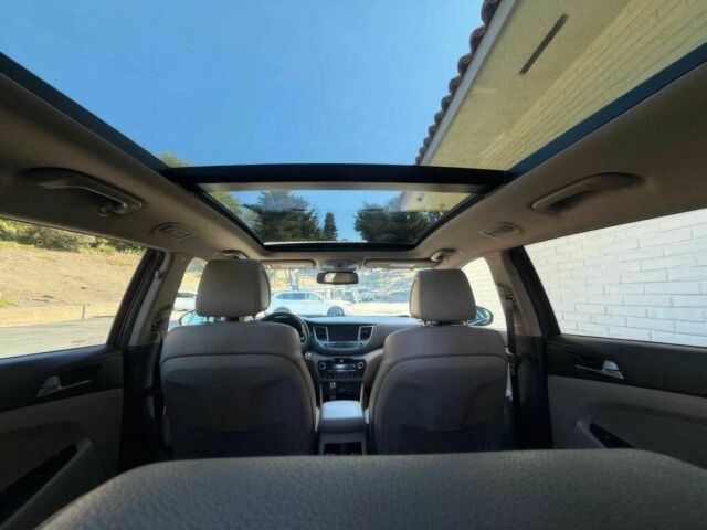 Красный Хендай Туксон, объемом двигателя 1.6 л и пробегом 39 тыс. км за 4800 $, фото 17 на Automoto.ua