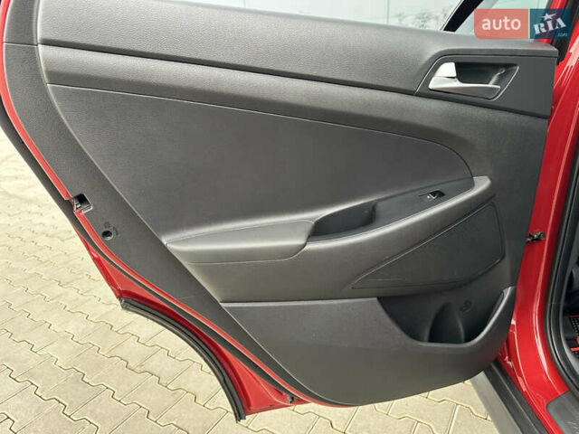 Красный Хендай Туксон, объемом двигателя 2 л и пробегом 91 тыс. км за 18800 $, фото 35 на Automoto.ua