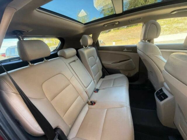 Красный Хендай Туксон, объемом двигателя 1.6 л и пробегом 39 тыс. км за 4800 $, фото 12 на Automoto.ua