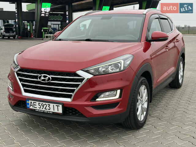 Красный Хендай Туксон, объемом двигателя 2 л и пробегом 91 тыс. км за 18800 $, фото 1 на Automoto.ua