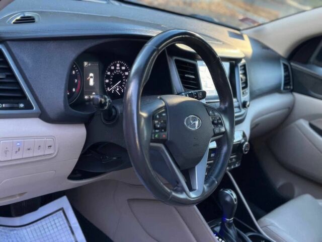 Красный Хендай Туксон, объемом двигателя 1.6 л и пробегом 37 тыс. км за 11550 $, фото 12 на Automoto.ua