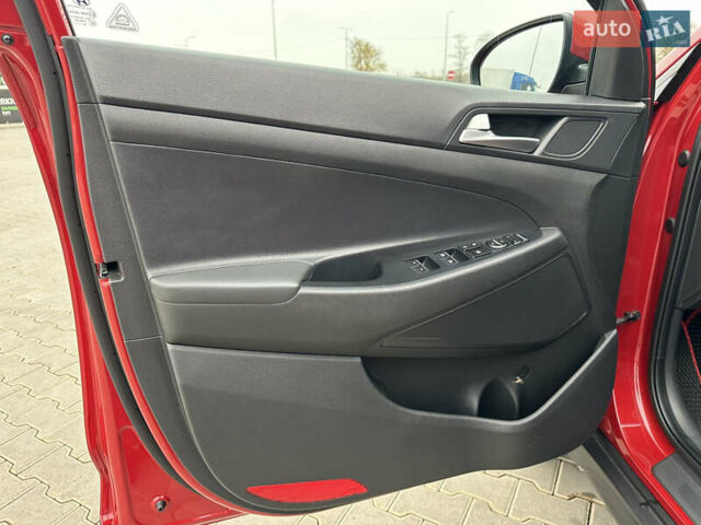 Красный Хендай Туксон, объемом двигателя 2 л и пробегом 91 тыс. км за 18800 $, фото 31 на Automoto.ua