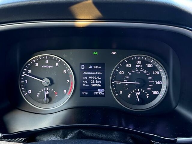 Красный Хендай Туксон, объемом двигателя 2 л и пробегом 130 тыс. км за 22000 $, фото 2 на Automoto.ua