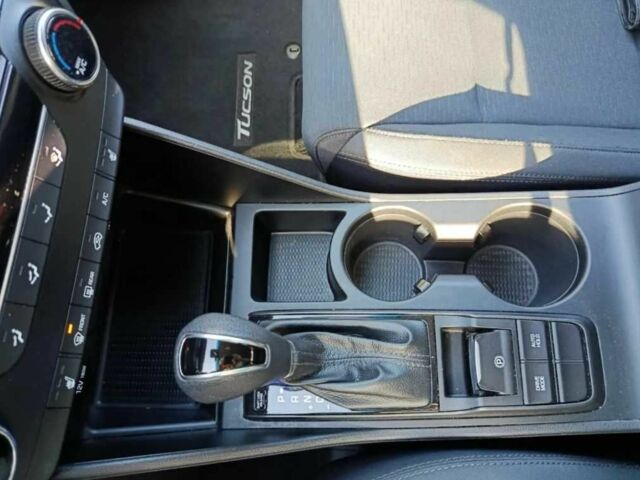 Красный Хендай Туксон, объемом двигателя 2 л и пробегом 131 тыс. км за 10450 $, фото 17 на Automoto.ua