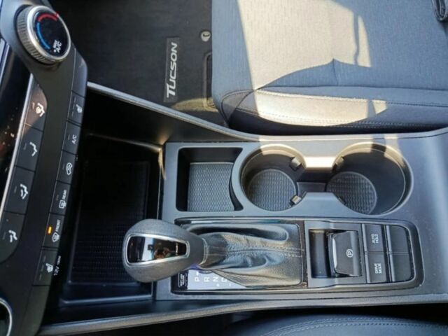 Красный Хендай Туксон, объемом двигателя 2 л и пробегом 130 тыс. км за 13000 $, фото 17 на Automoto.ua