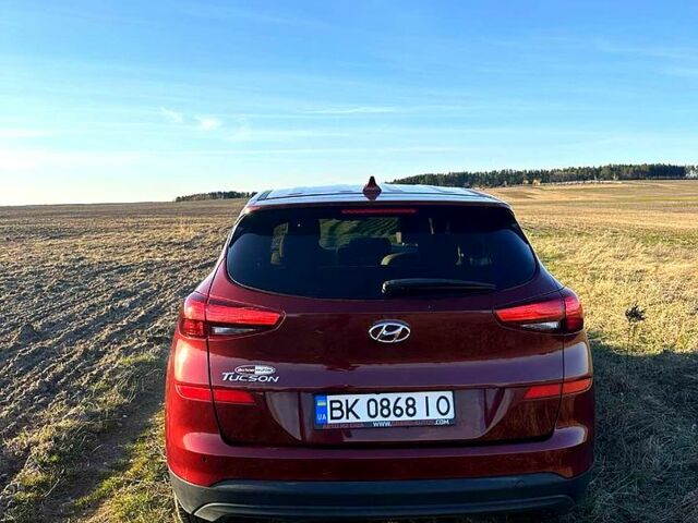 Красный Хендай Туксон, объемом двигателя 2 л и пробегом 130 тыс. км за 22000 $, фото 3 на Automoto.ua