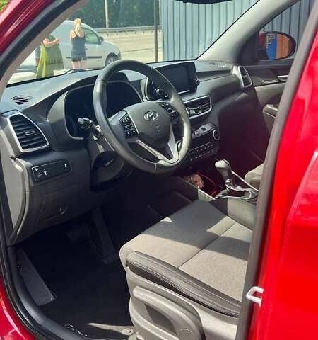 Красный Хендай Туксон, объемом двигателя 2 л и пробегом 115 тыс. км за 22600 $, фото 1 на Automoto.ua