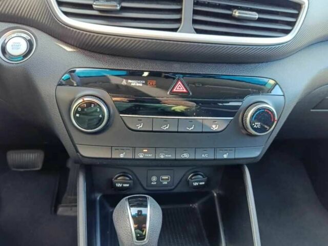 Красный Хендай Туксон, объемом двигателя 2 л и пробегом 131 тыс. км за 10450 $, фото 16 на Automoto.ua