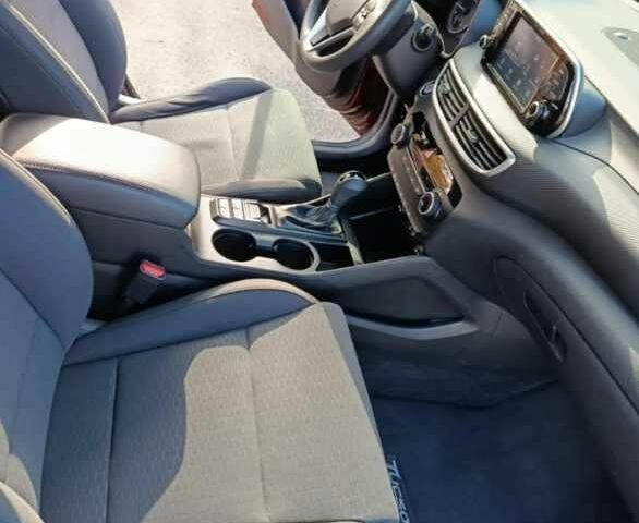 Красный Хендай Туксон, объемом двигателя 2 л и пробегом 131 тыс. км за 10450 $, фото 12 на Automoto.ua