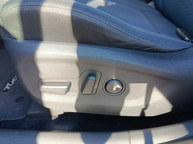 Красный Хендай Туксон, объемом двигателя 2 л и пробегом 131 тыс. км за 10450 $, фото 14 на Automoto.ua