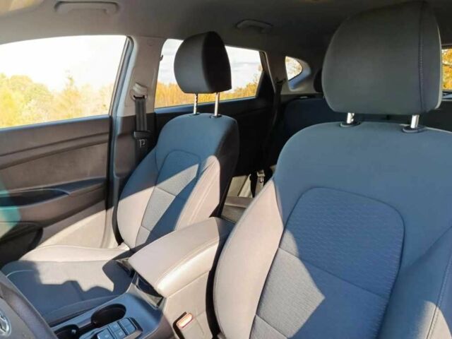 Красный Хендай Туксон, объемом двигателя 2 л и пробегом 131 тыс. км за 10450 $, фото 13 на Automoto.ua