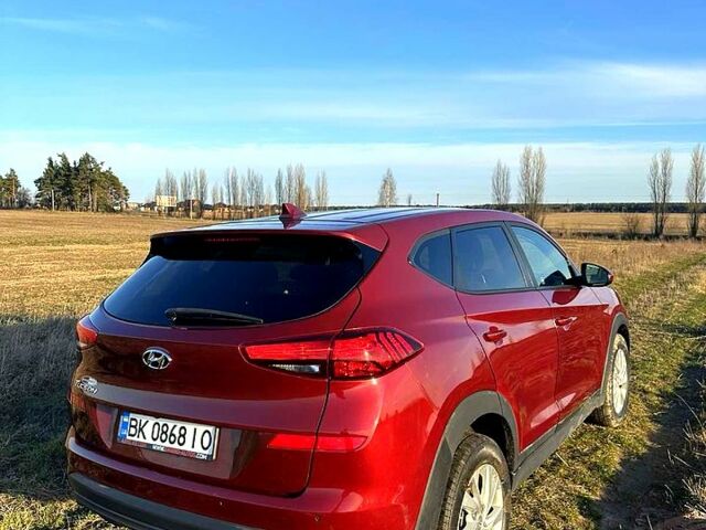 Красный Хендай Туксон, объемом двигателя 2 л и пробегом 130 тыс. км за 22000 $, фото 1 на Automoto.ua