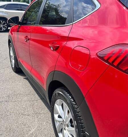 Красный Хендай Туксон, объемом двигателя 2 л и пробегом 115 тыс. км за 22600 $, фото 5 на Automoto.ua