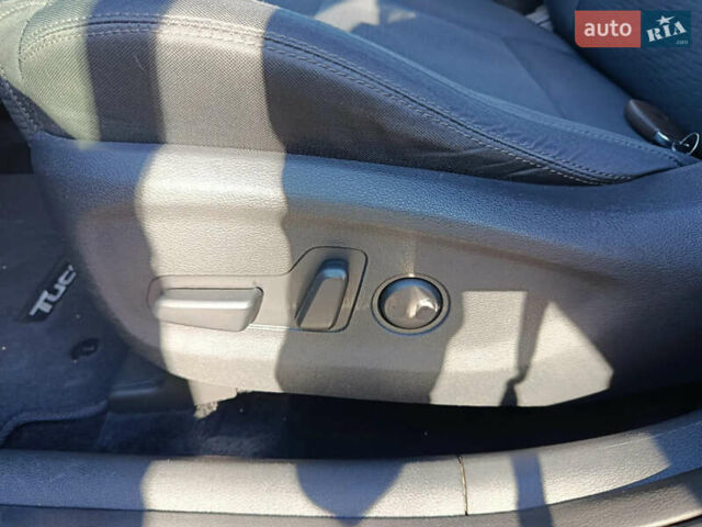 Красный Хендай Туксон, объемом двигателя 2 л и пробегом 97 тыс. км за 20000 $, фото 14 на Automoto.ua