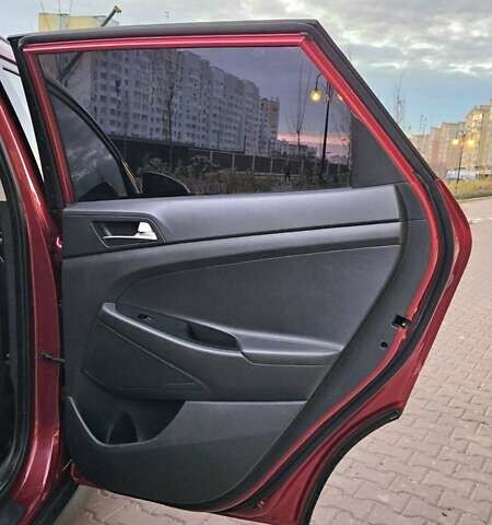 Красный Хендай Туксон, объемом двигателя 2 л и пробегом 94 тыс. км за 19500 $, фото 26 на Automoto.ua