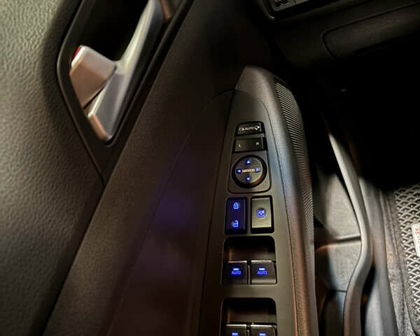 Красный Хендай Туксон, объемом двигателя 2 л и пробегом 95 тыс. км за 21500 $, фото 8 на Automoto.ua