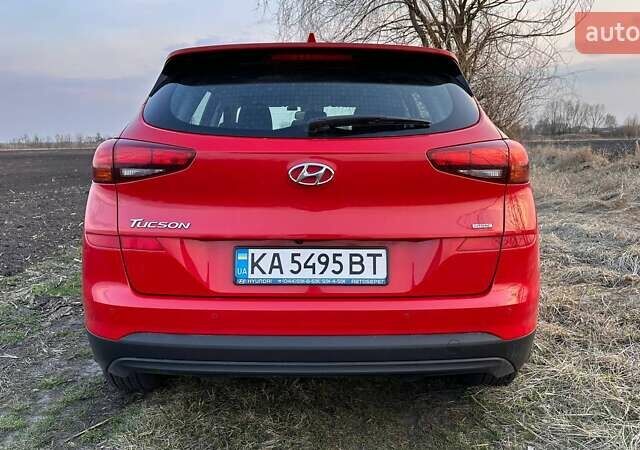 Красный Хендай Туксон, объемом двигателя 2 л и пробегом 68 тыс. км за 22000 $, фото 3 на Automoto.ua