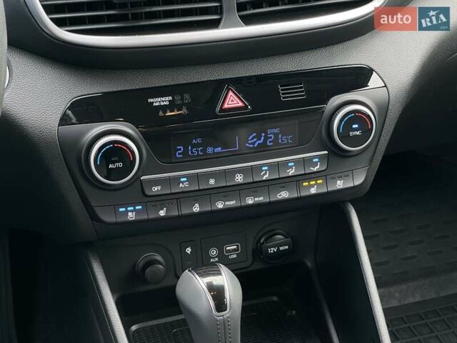 Красный Хендай Туксон, объемом двигателя 2 л и пробегом 64 тыс. км за 30500 $, фото 22 на Automoto.ua