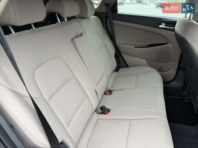 Красный Хендай Туксон, объемом двигателя 0 л и пробегом 175 тыс. км за 19900 $, фото 15 на Automoto.ua