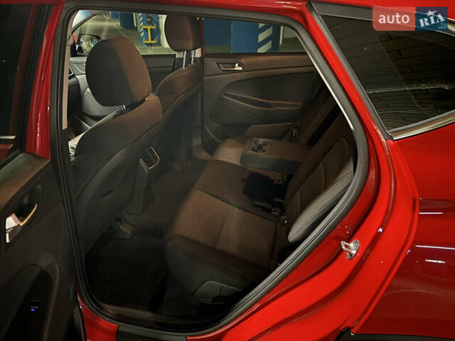 Красный Хендай Туксон, объемом двигателя 2 л и пробегом 95 тыс. км за 21500 $, фото 11 на Automoto.ua