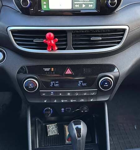 Красный Хендай Туксон, объемом двигателя 2 л и пробегом 68 тыс. км за 22000 $, фото 15 на Automoto.ua