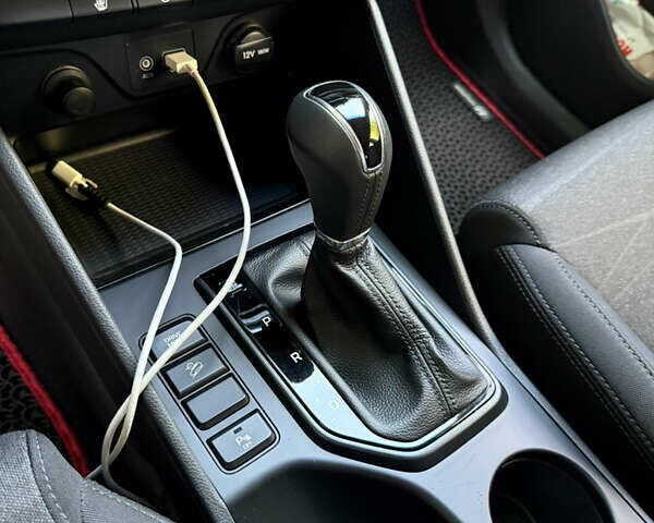 Красный Хендай Туксон, объемом двигателя 2 л и пробегом 75 тыс. км за 22500 $, фото 6 на Automoto.ua