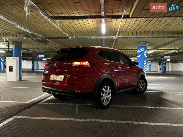 Красный Хендай Туксон, объемом двигателя 2 л и пробегом 95 тыс. км за 21500 $, фото 3 на Automoto.ua