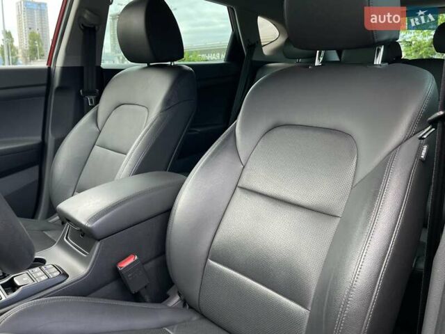 Красный Хендай Туксон, объемом двигателя 2 л и пробегом 64 тыс. км за 30500 $, фото 18 на Automoto.ua