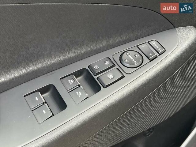 Красный Хендай Туксон, объемом двигателя 2 л и пробегом 64 тыс. км за 30500 $, фото 16 на Automoto.ua