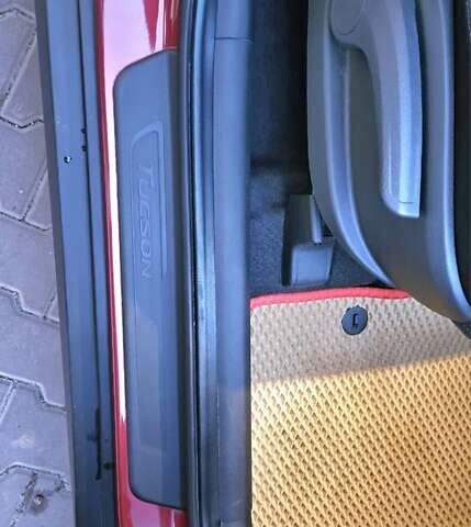 Красный Хендай Туксон, объемом двигателя 2 л и пробегом 94 тыс. км за 19500 $, фото 28 на Automoto.ua