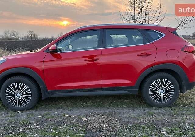 Красный Хендай Туксон, объемом двигателя 2 л и пробегом 68 тыс. км за 22000 $, фото 1 на Automoto.ua