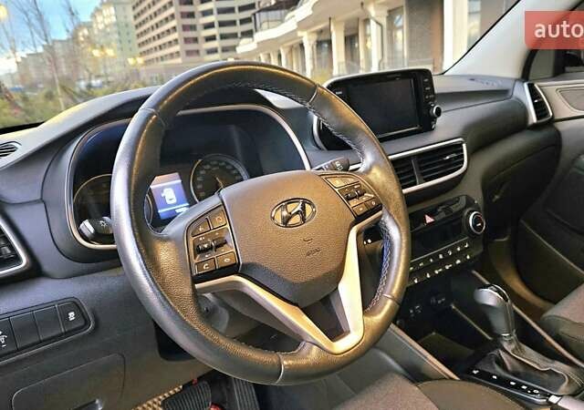 Красный Хендай Туксон, объемом двигателя 2 л и пробегом 94 тыс. км за 19500 $, фото 19 на Automoto.ua