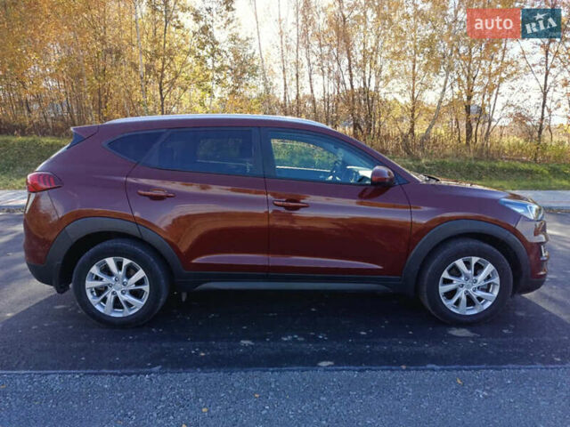 Красный Хендай Туксон, объемом двигателя 2 л и пробегом 97 тыс. км за 20000 $, фото 3 на Automoto.ua