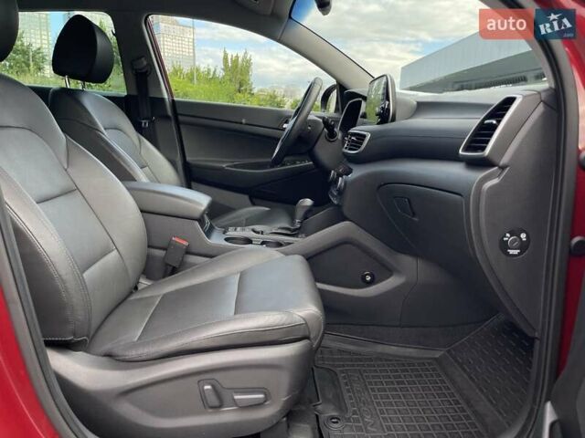 Красный Хендай Туксон, объемом двигателя 2 л и пробегом 64 тыс. км за 30500 $, фото 28 на Automoto.ua