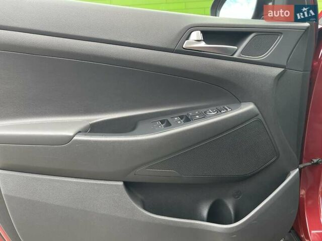 Красный Хендай Туксон, объемом двигателя 2 л и пробегом 64 тыс. км за 30500 $, фото 15 на Automoto.ua