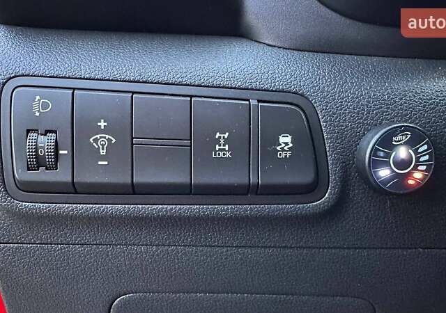 Красный Хендай Туксон, объемом двигателя 2 л и пробегом 68 тыс. км за 22000 $, фото 16 на Automoto.ua