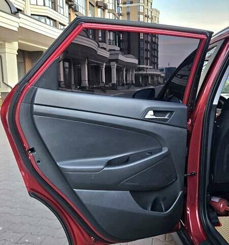 Красный Хендай Туксон, объемом двигателя 2 л и пробегом 94 тыс. км за 19500 $, фото 24 на Automoto.ua