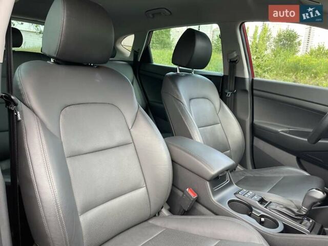 Красный Хендай Туксон, объемом двигателя 2 л и пробегом 64 тыс. км за 30500 $, фото 31 на Automoto.ua