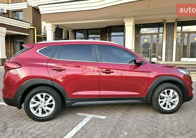 Красный Хендай Туксон, объемом двигателя 2 л и пробегом 94 тыс. км за 19500 $, фото 3 на Automoto.ua