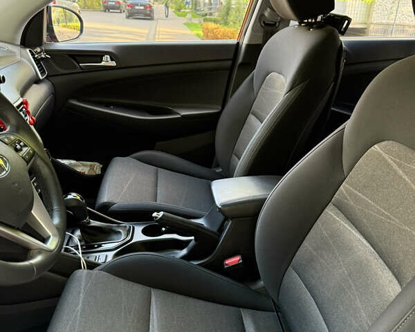 Красный Хендай Туксон, объемом двигателя 2 л и пробегом 75 тыс. км за 22500 $, фото 7 на Automoto.ua