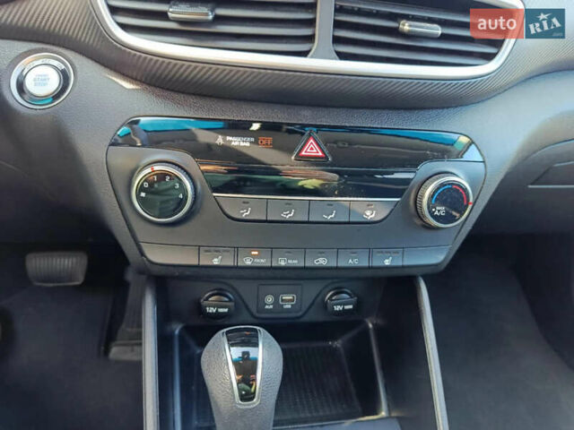 Красный Хендай Туксон, объемом двигателя 2 л и пробегом 97 тыс. км за 20000 $, фото 12 на Automoto.ua