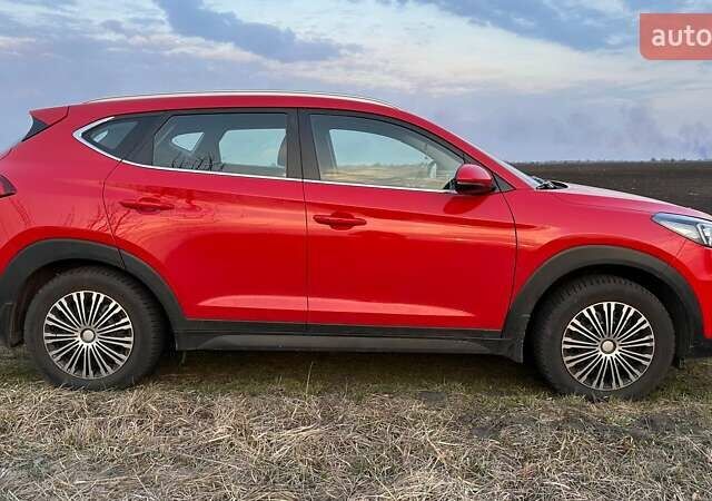 Красный Хендай Туксон, объемом двигателя 2 л и пробегом 68 тыс. км за 22000 $, фото 5 на Automoto.ua