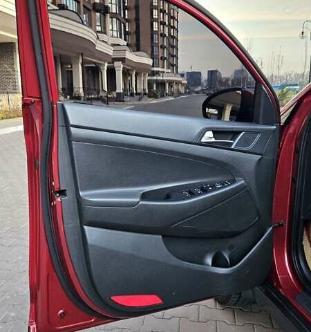 Красный Хендай Туксон, объемом двигателя 2 л и пробегом 94 тыс. км за 19500 $, фото 17 на Automoto.ua