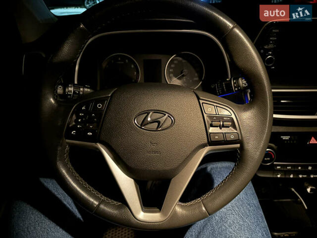 Красный Хендай Туксон, объемом двигателя 2 л и пробегом 95 тыс. км за 21500 $, фото 20 на Automoto.ua