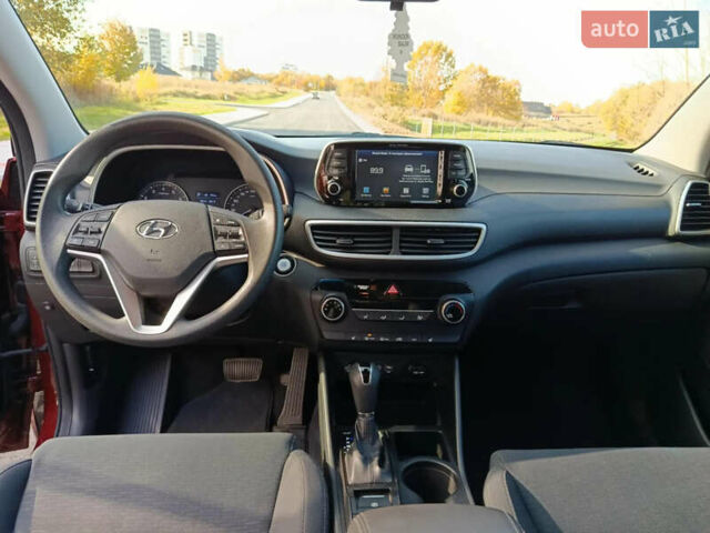 Красный Хендай Туксон, объемом двигателя 2 л и пробегом 97 тыс. км за 20000 $, фото 8 на Automoto.ua