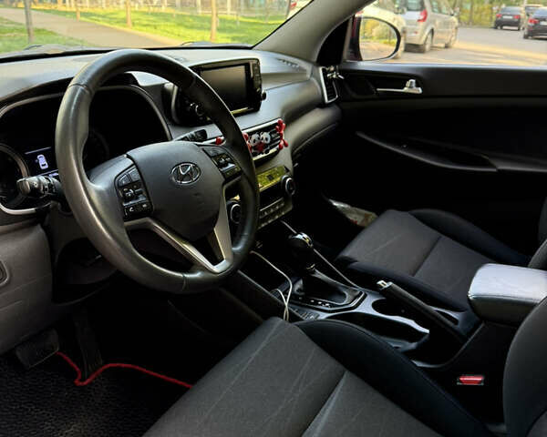 Красный Хендай Туксон, объемом двигателя 2 л и пробегом 75 тыс. км за 22500 $, фото 4 на Automoto.ua